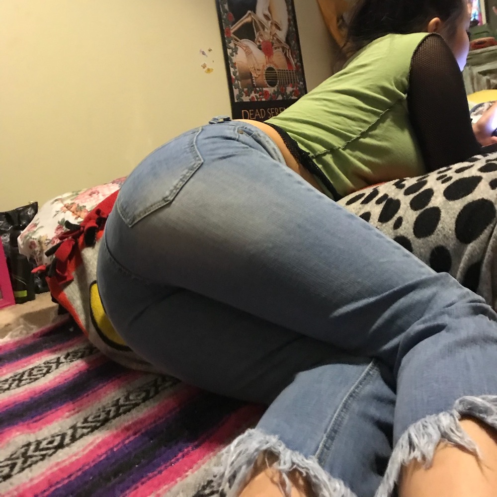 Cropped Distressed Jeans - Picture 4 of 4